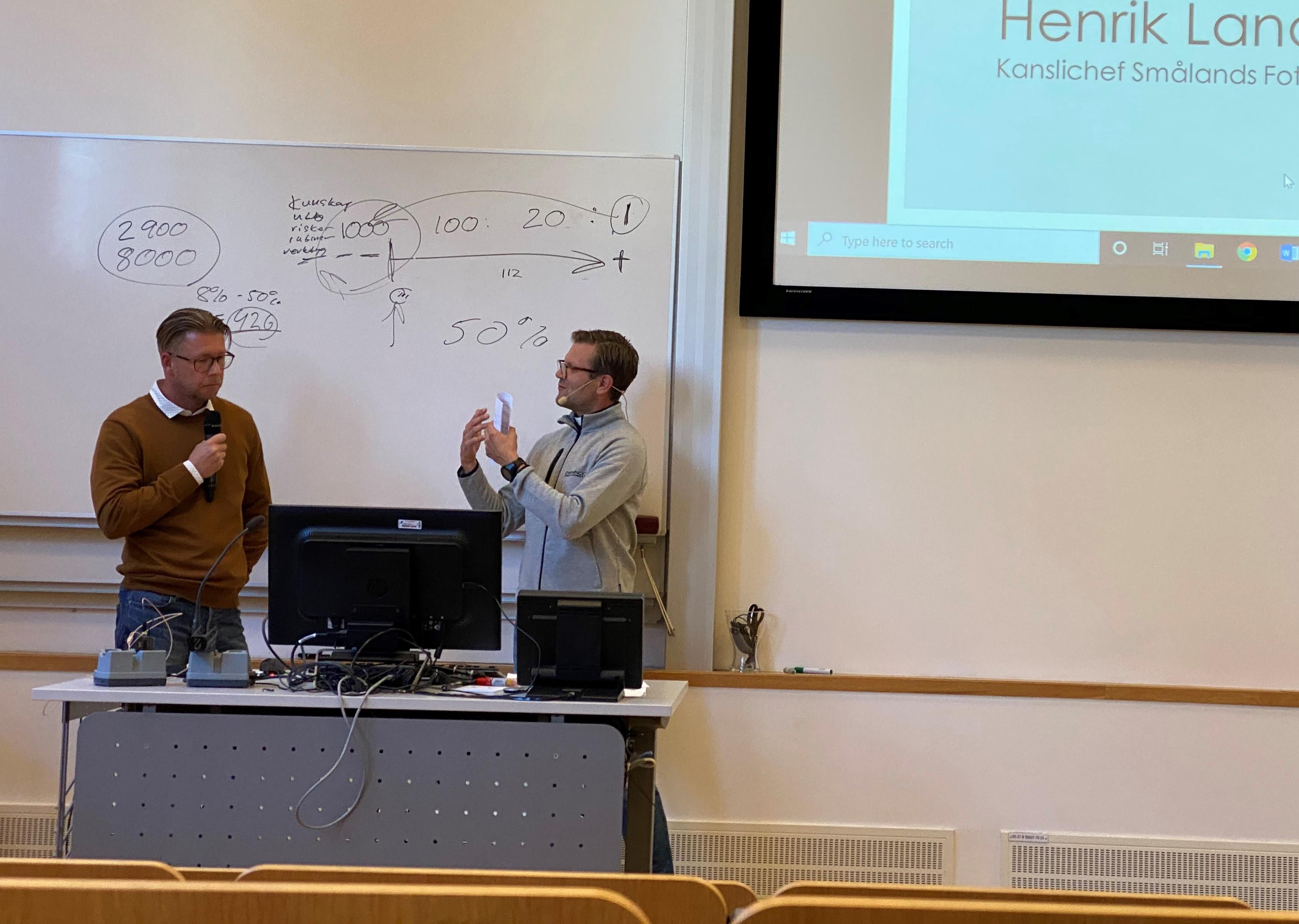 Henrik Landén and John Ahlström discussing during the presentation.