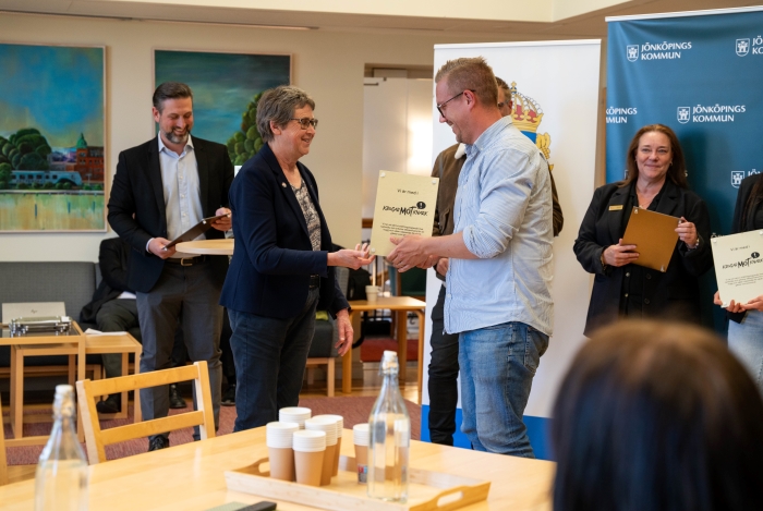 County Governor Brittis Benzler presented the awards to businesses that have shown a strong commitment to the preventive work against drugs. Among those certified was Jönköping Student Union.