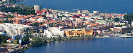 Drönarfoto av campus med Munksjön i förgrunden och Jönköping och Vättern i bakgrunden