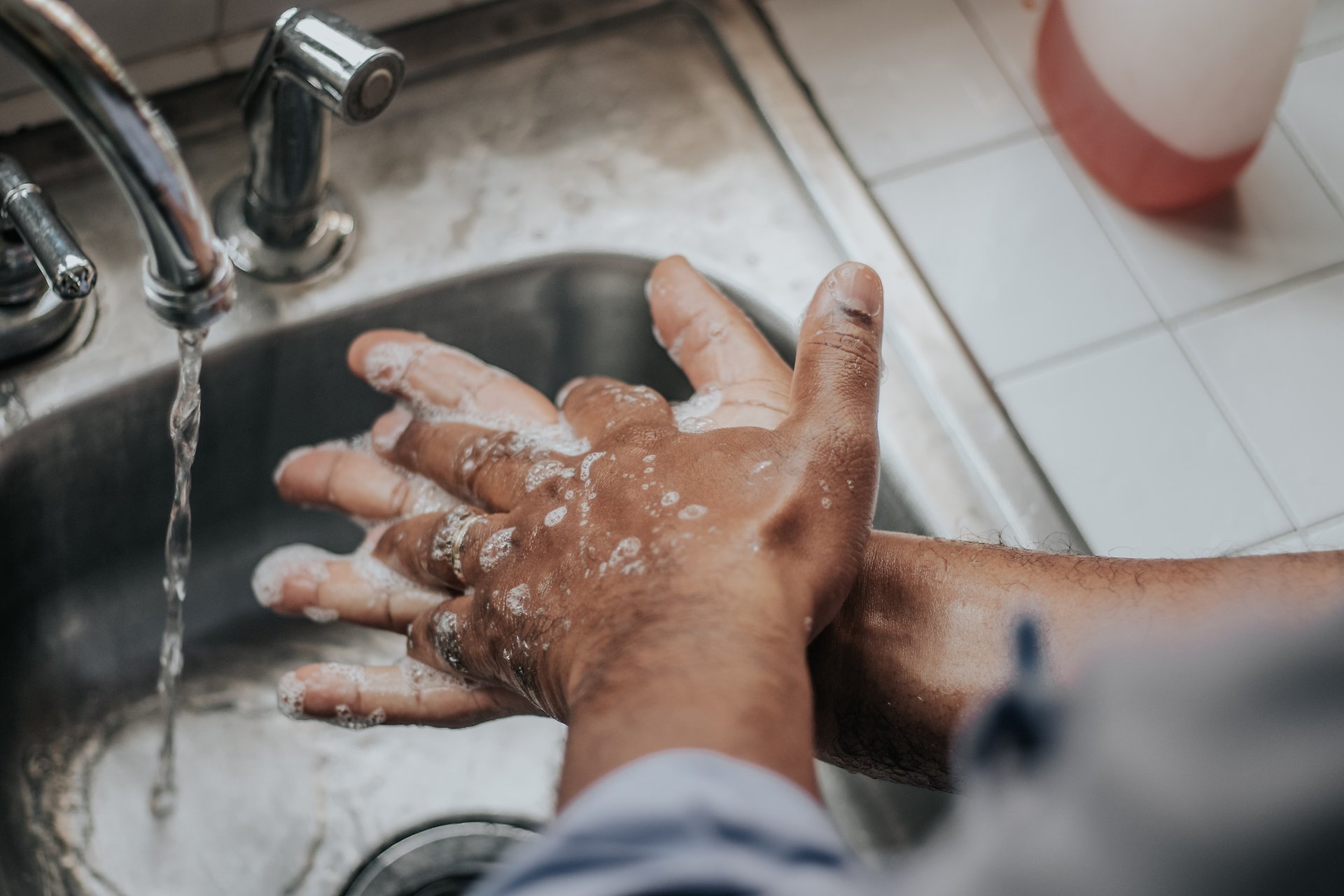 Närbild på händer som tvättas