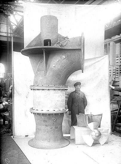 Picture from the mid-20th century. A JMW employee among products manufactured at JMW. Photo from Jönköping county museum.