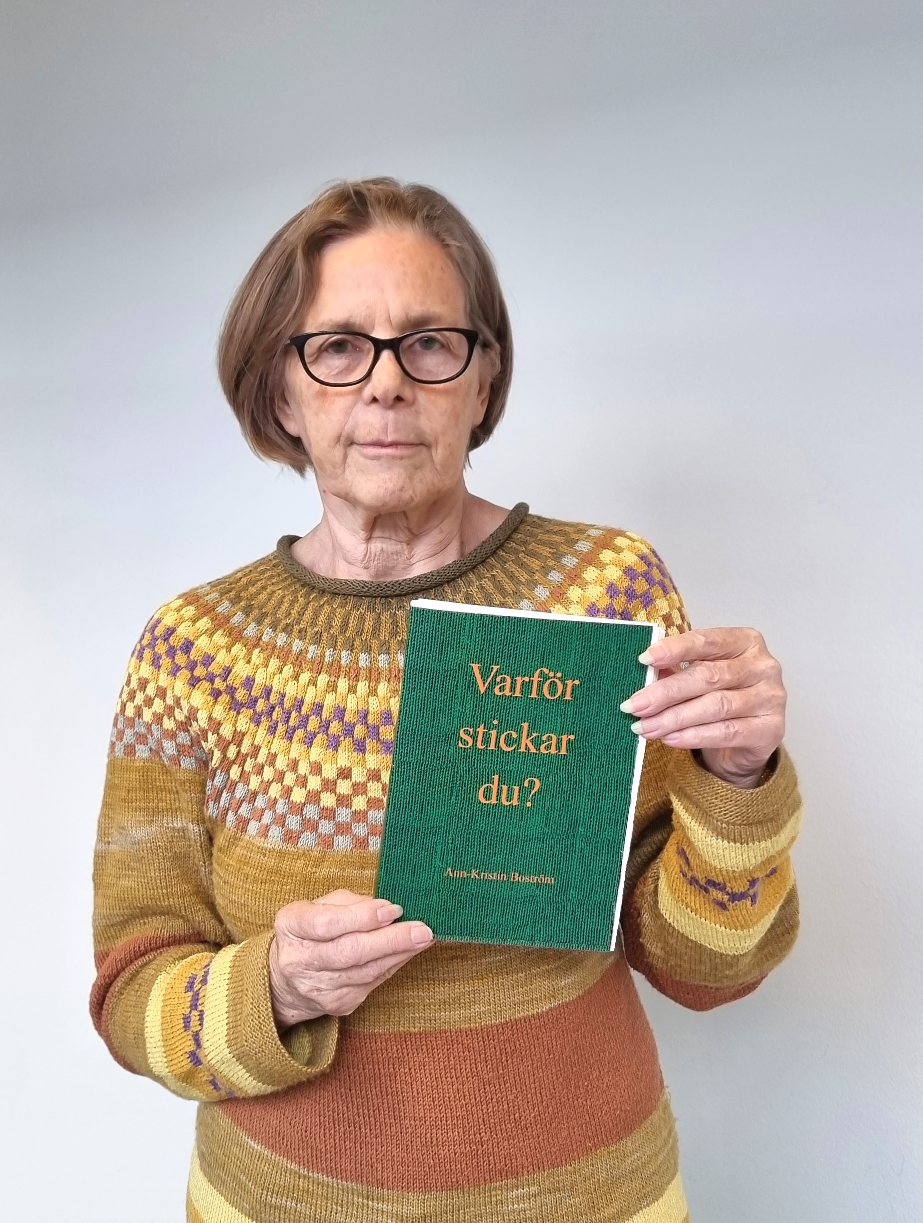Ann-Kristin Boström med sin bok Varför stickar du?