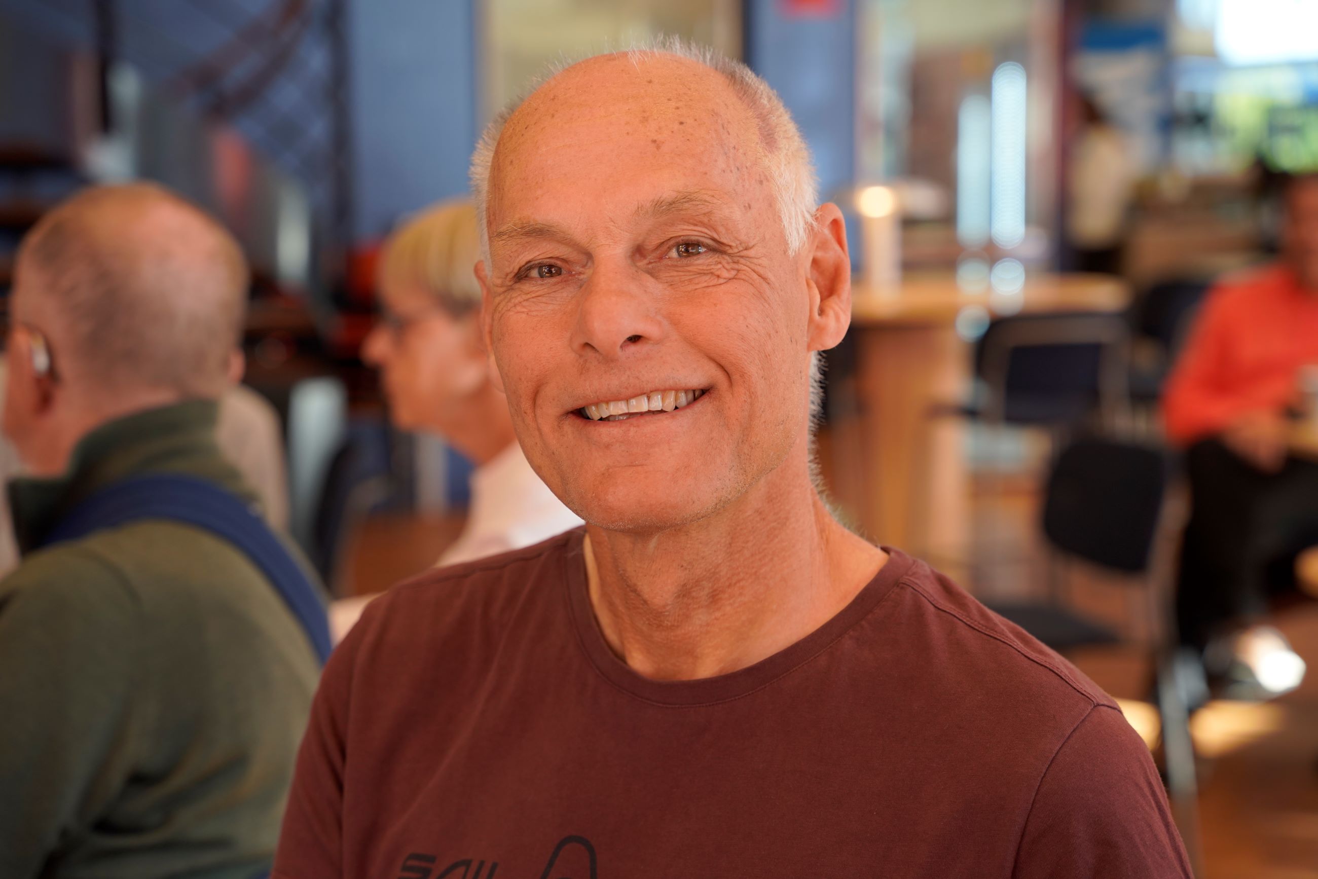 Manlig pensionär på föreläsning.