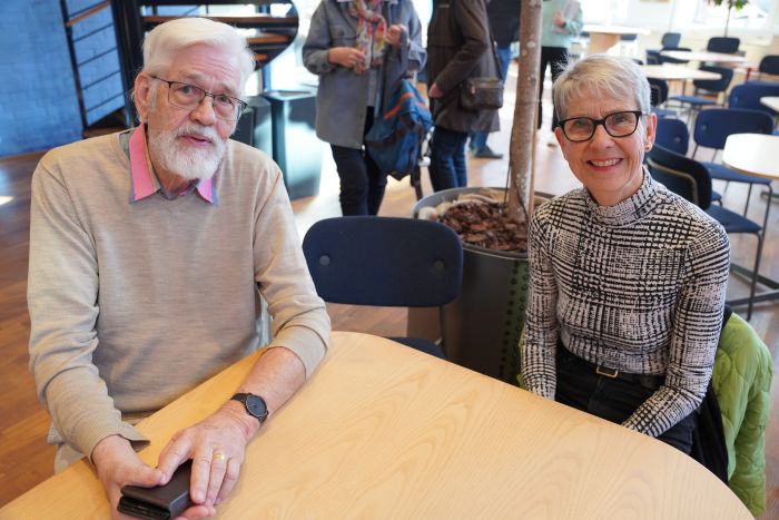 man och kvinna vid bord