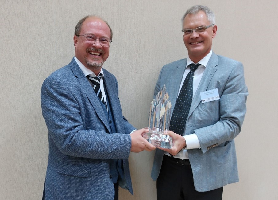 Wolfgang Hansal, VD RENA Technologies Austria GmbH (till vänster) överräcker priset till Peter Leisner.