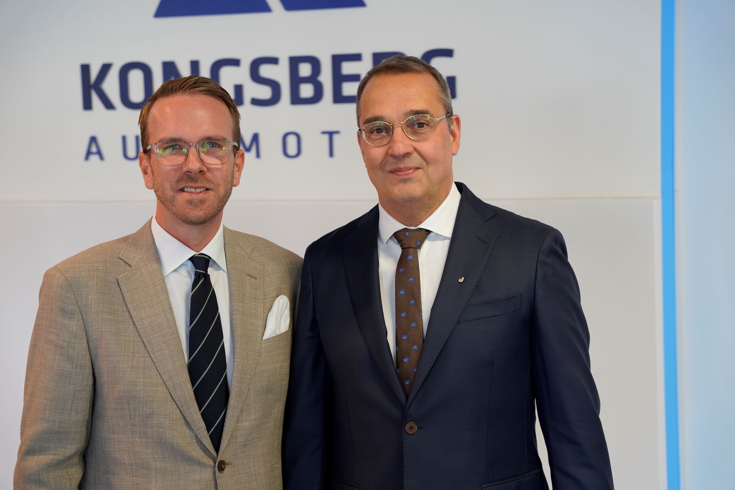 Två medelålders män i kostym.