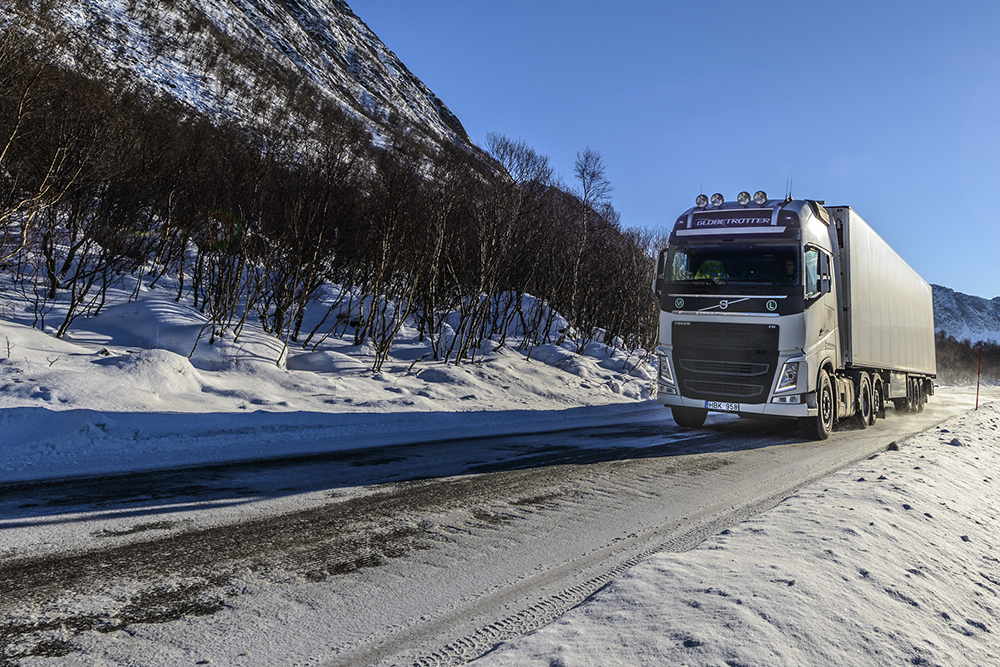 Volvo FH 540 godstransporter lastbil i ett vinterlandskap
