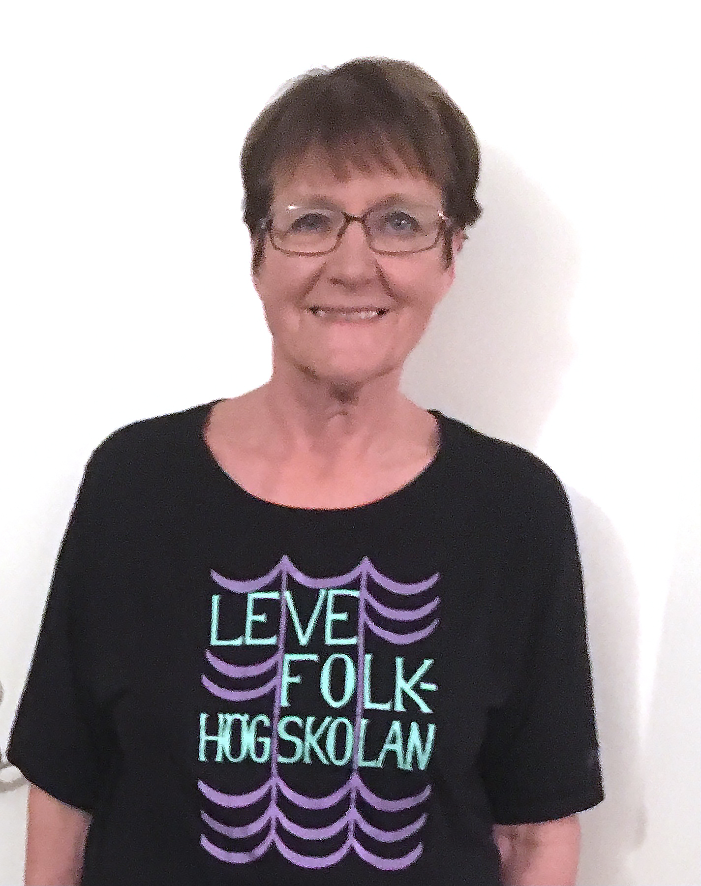 Signild Håkansson, t-shirt med texten "Leve folkhögskolan". 