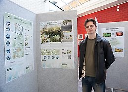 Lukas Svensson står framför skisserna